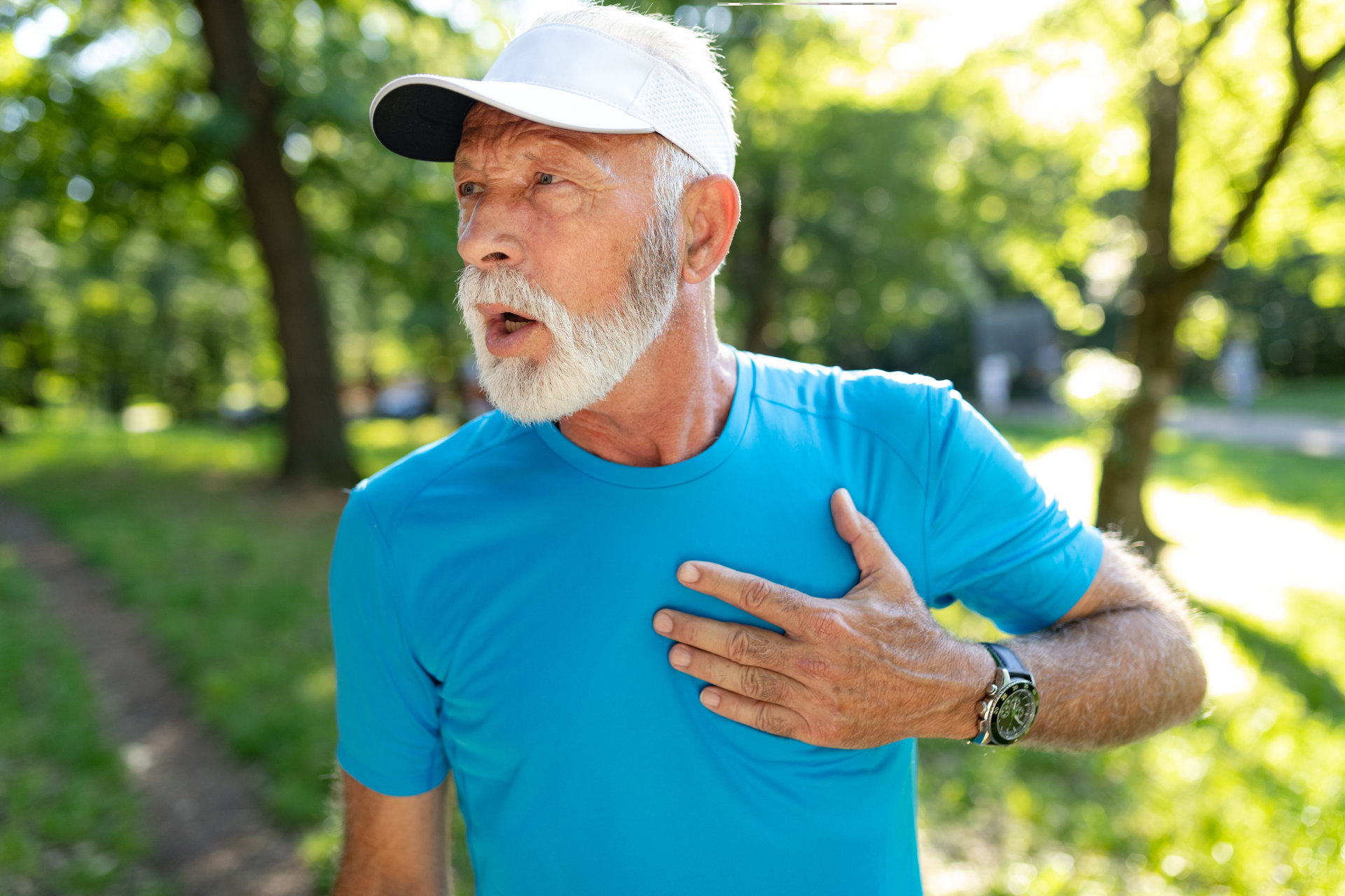 Älterer Mann mit Brustschmerzen erleidet beim Joggen einen Herzinfarkt