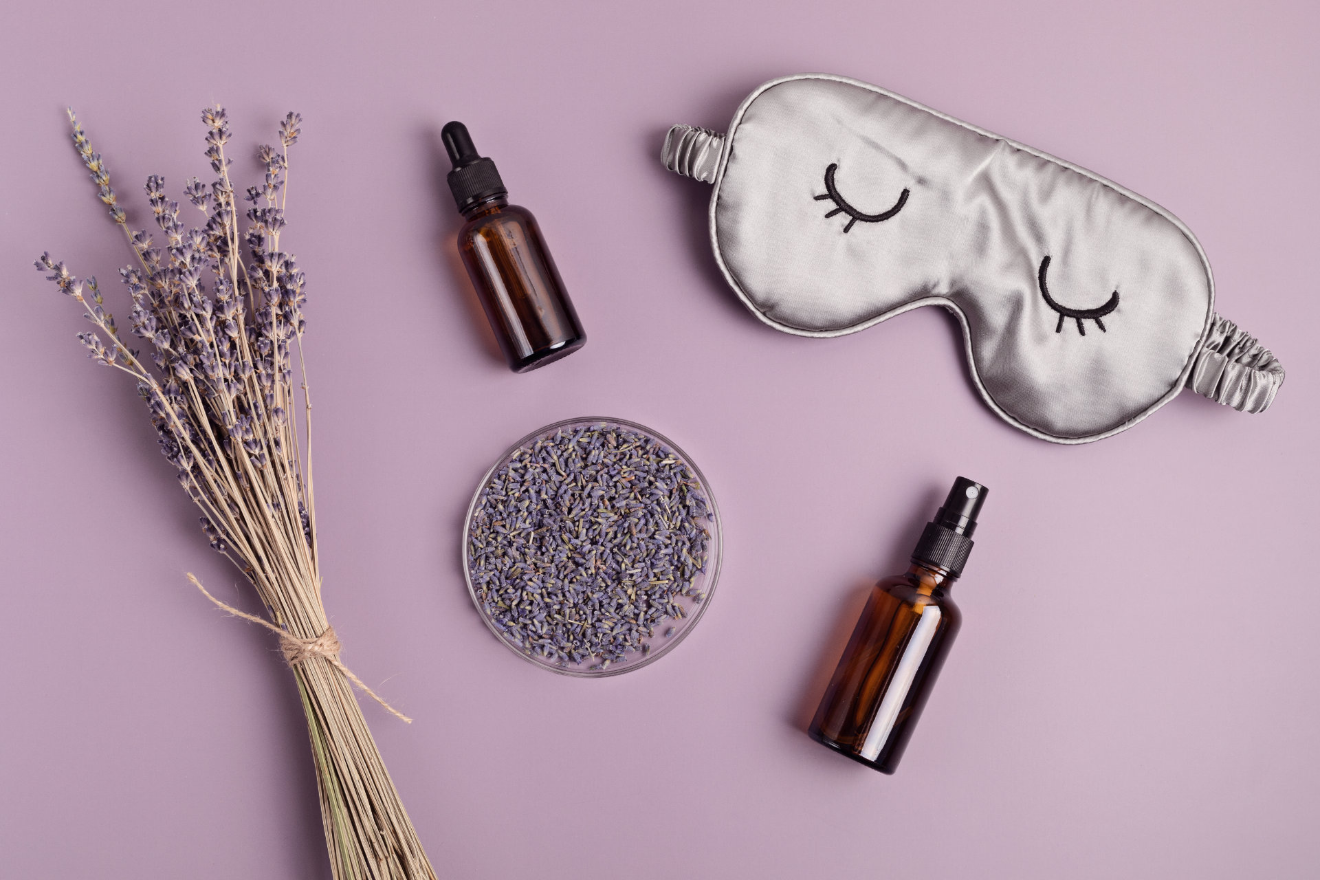 Schlafmaske und ätherisches Lavendelöl